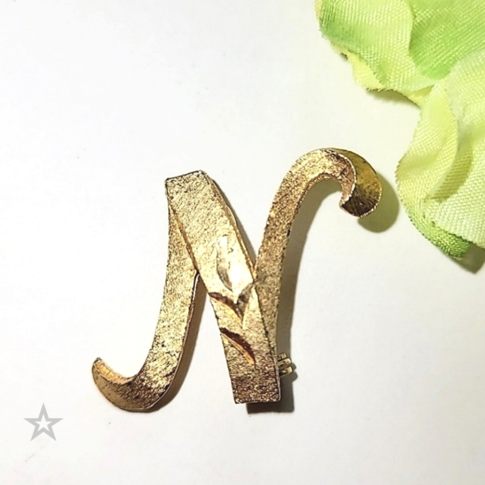 MAMSELLE INITIAL "N" VINTAGE BROOCH GOLDTONE